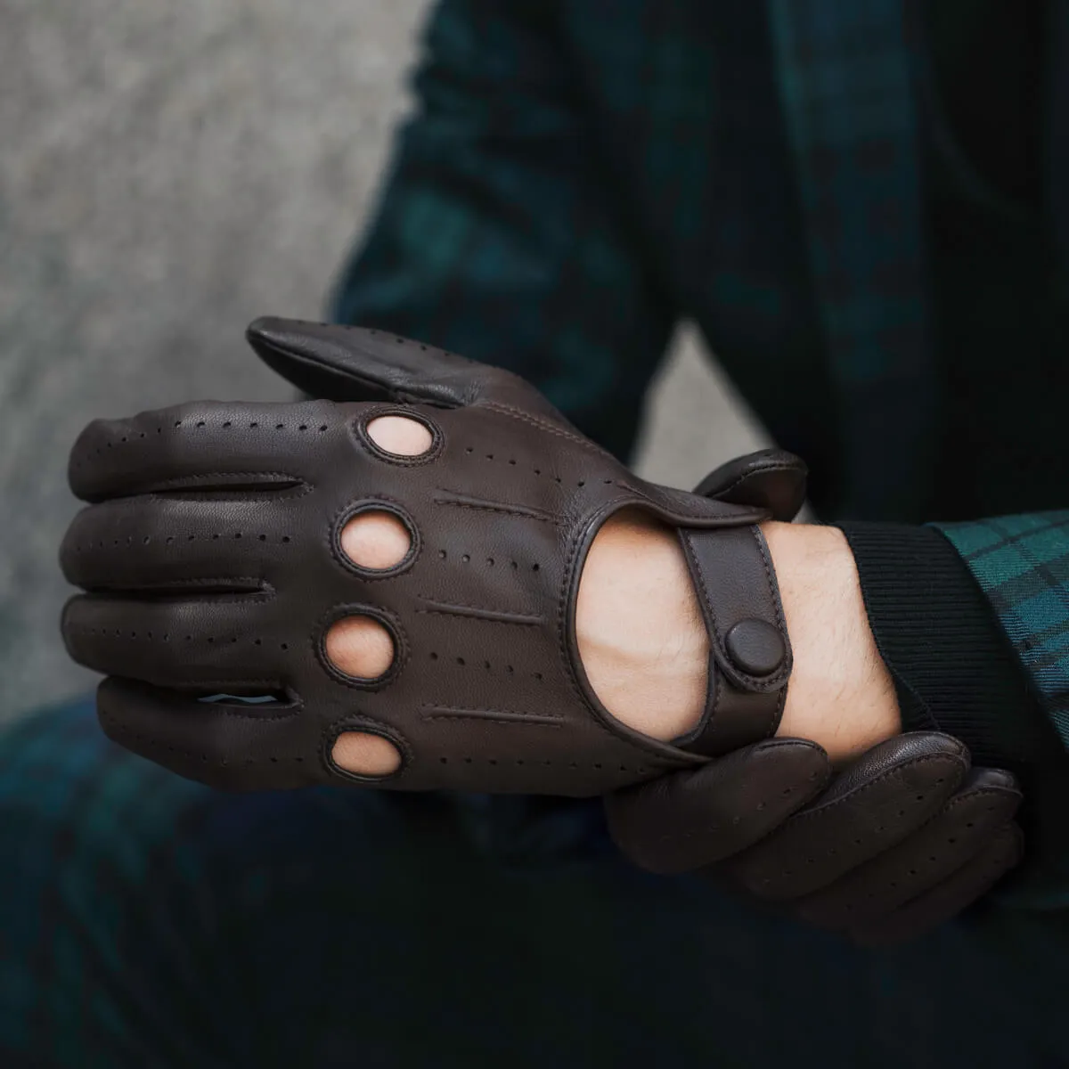 Mario (dark brown) - Italian lambskin leather driving gloves & touchscreen feature