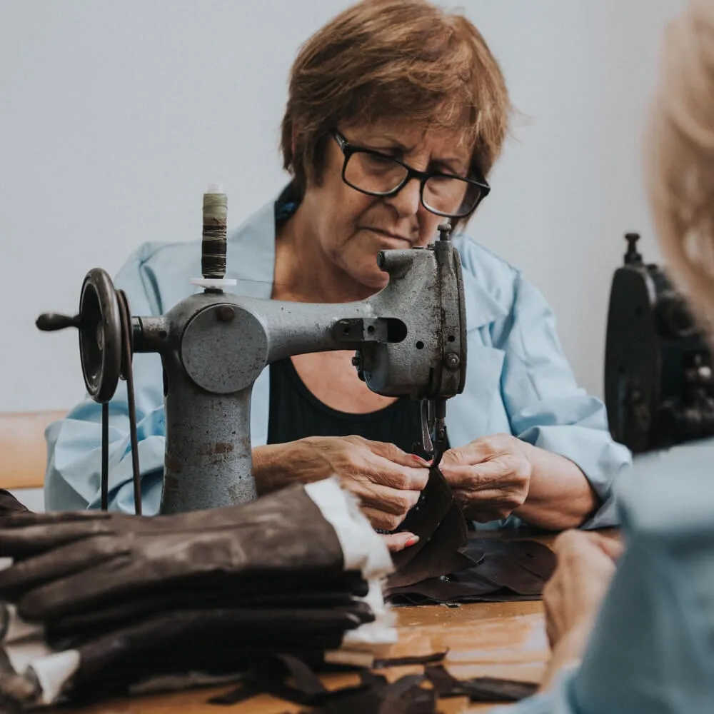 Vittoria (brown) - Italian gloves made of American deerskin leather with cashmere lining